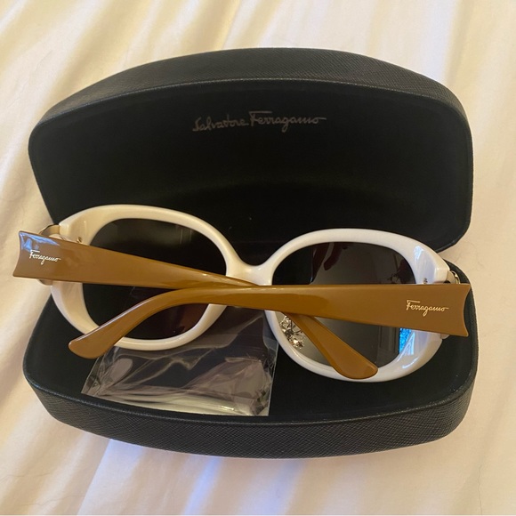 NWT Salvatore Ferragamo Sunglasses (SF668S) in colour Ivory (103) - Picture 2 of 8